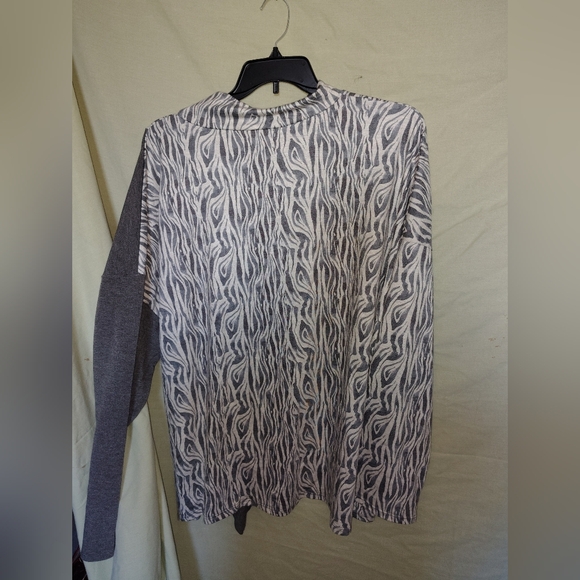 NWT Gray and White Patterned Long Sleeve Top - Picture 2 of 4